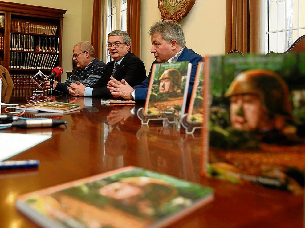 José Ángel Sánchez, Fernando Alvira y Chusé Inazio Nabarro en la presentación del libro.