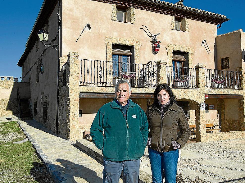 Francisco y Consuelo López, padre e hija, en la masía Los Camineros, de Cella.