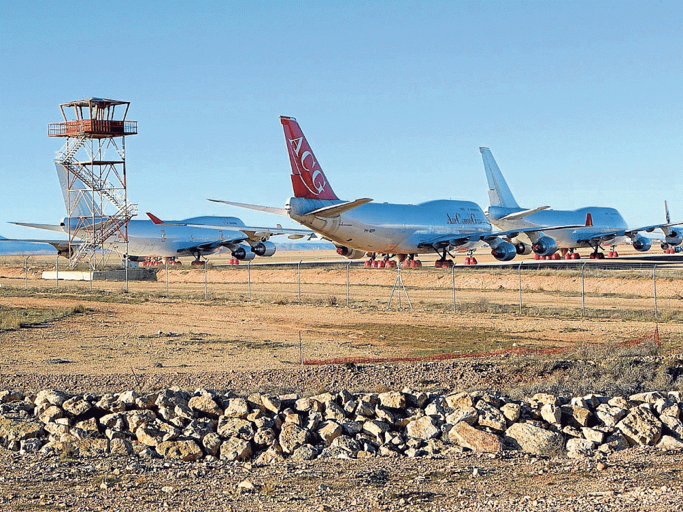 La campa de estacionamiento del aeródromo de Caudé (Teruel) cerró el año con una imagen desconocida, con dieciocho aviones de pasajeros y de mercancías aparcados y otros tres a resguardo en el gigantesco hangar contiguo
