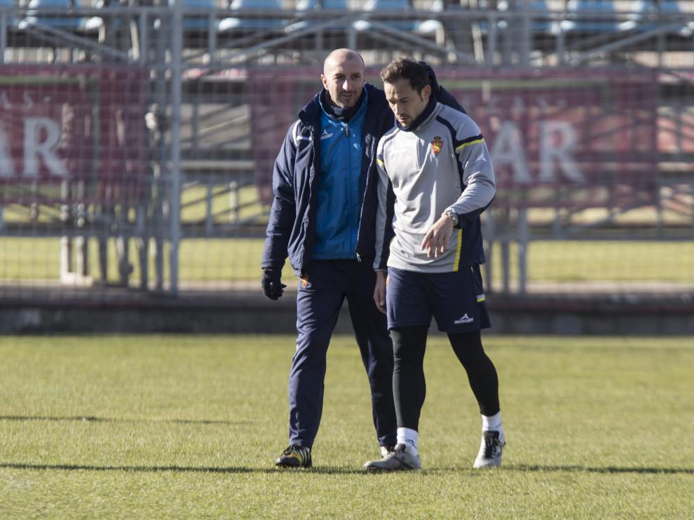 Popovic conversa con Tato durante un entrenamiento del Real Zaragoza