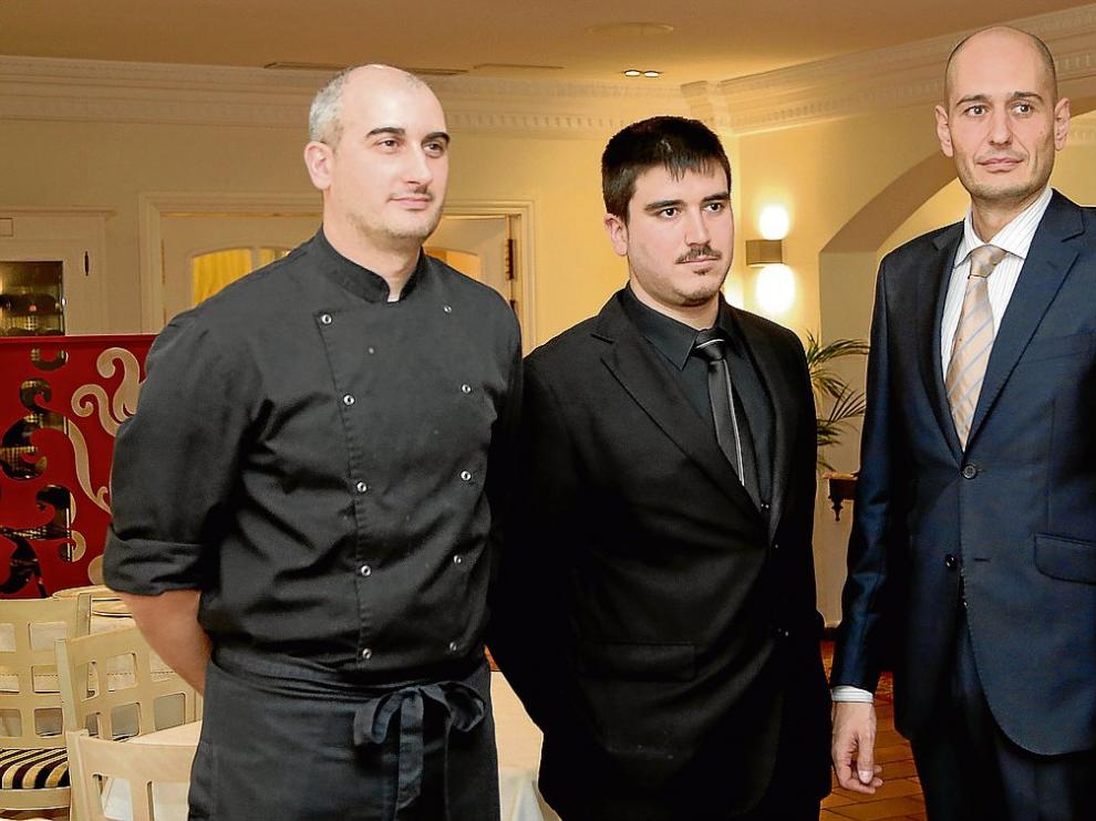 Leandro Casas, chef; Antonio Bernardos, maître, y David Sanz, director del restaurante Gayarre