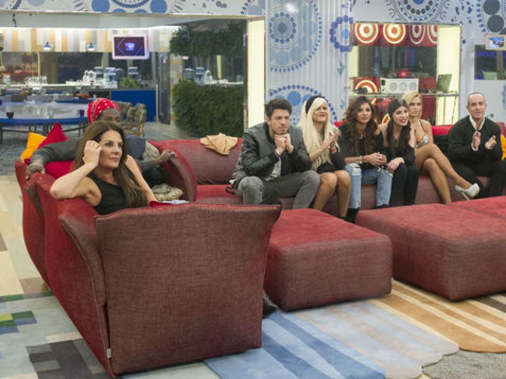 Los concursantes en el salón de la casa de GH Vip