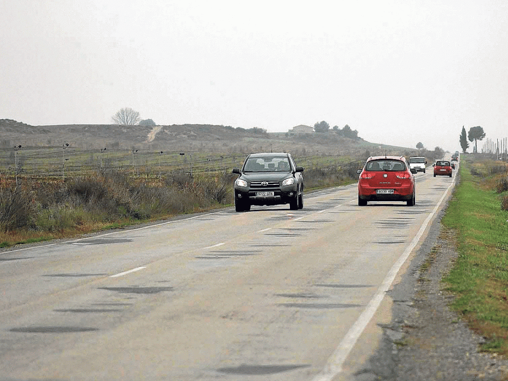 Entre Sariñena y Sena, uno de los tramos a mejorar, se aprecian los sucesivos baches y parcheos