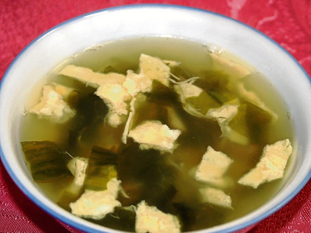 Una sustanciosa sopa de menudillos aderezada y adornada con alga wakame