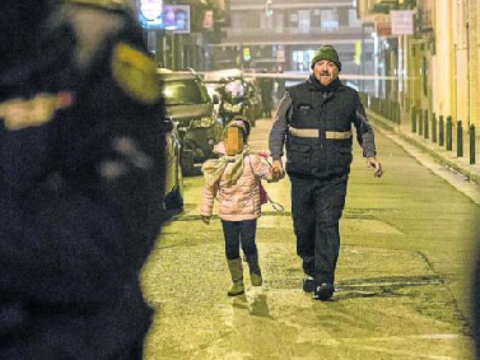 Félix Bartolomé, hijo de la vecina herida, pasó dos horas y media esperando ver a su niña.