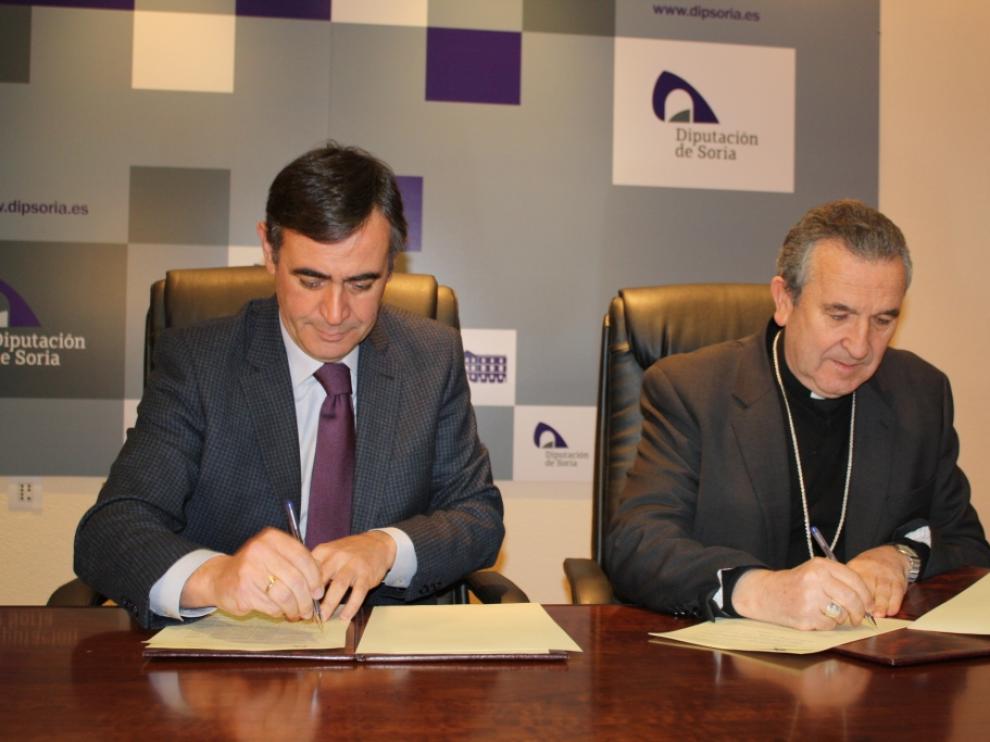 El obispo de Osma-Soria, Gerardo Melgar (d) y el presidente de la Diputación de Soria, Antonio Pardo