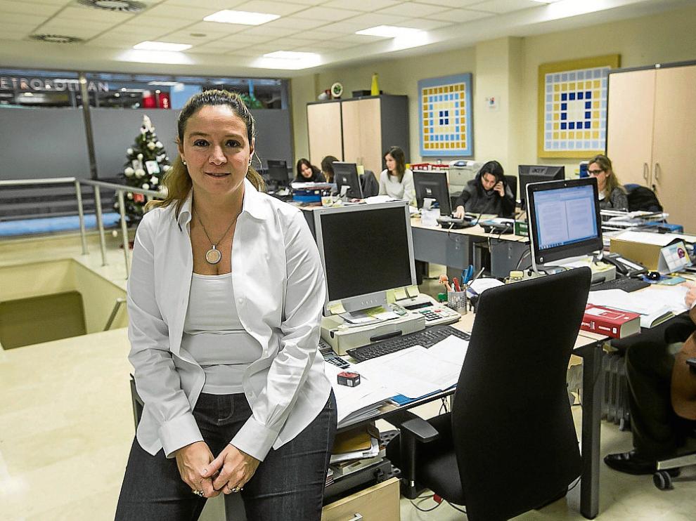 María Jesús Germán, en primer plano, en la oficina que tienen en Residencial Paraíso.