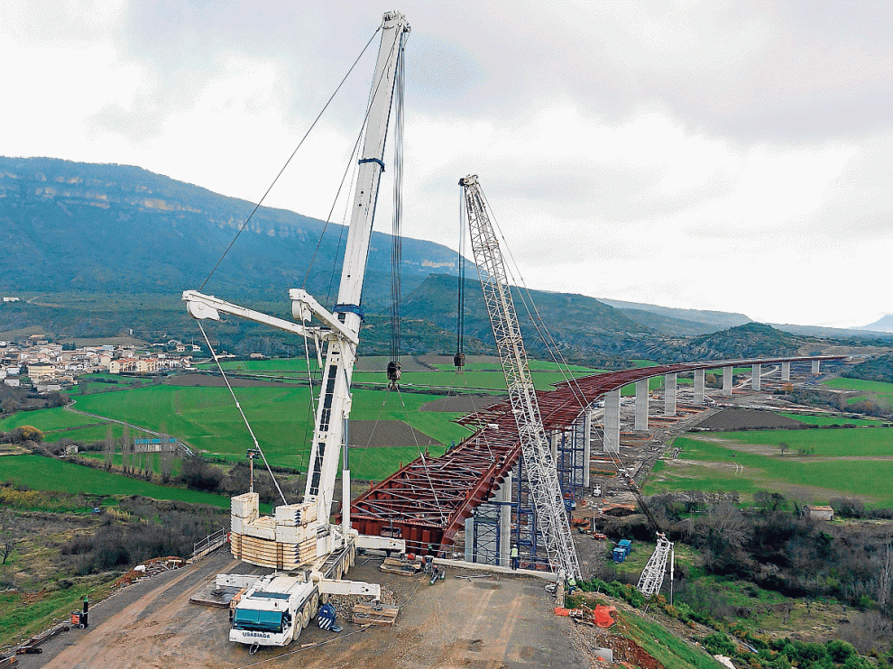 Dos grúas pesadas tuvieron que trabajar al unísono para montar la última pieza del viaducto sobre el río Esca