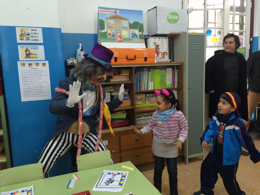 Don Salchichón bailando con los niños