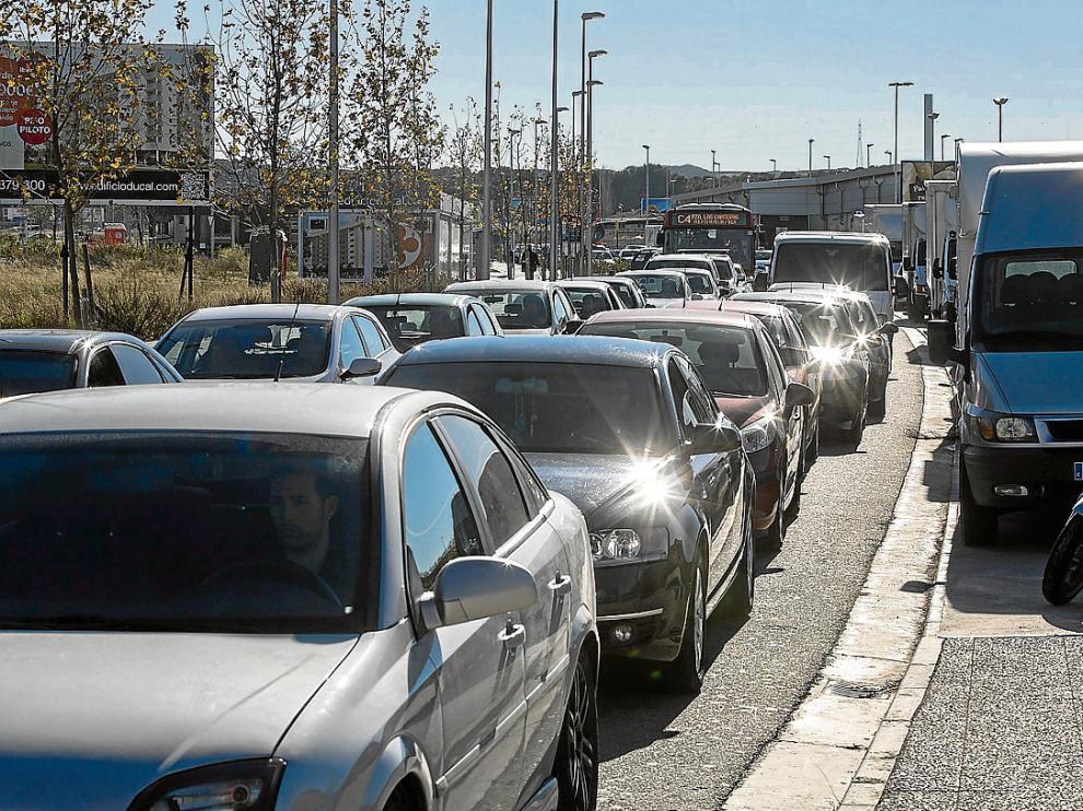 Los vecinos de Parque Venecia están cansados de que para entrar o salir de sus casas en coche estén condicionados por si hay o no hay atascos en las calles de acceso. La gran afluencia de clientes al centro comercial Puerto Venecia, especialmente los v