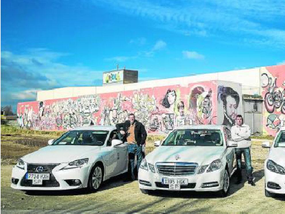 Marcos, con su Lexus, y José Francisco Fernández y Sergio Gil, con sus Mercedes
