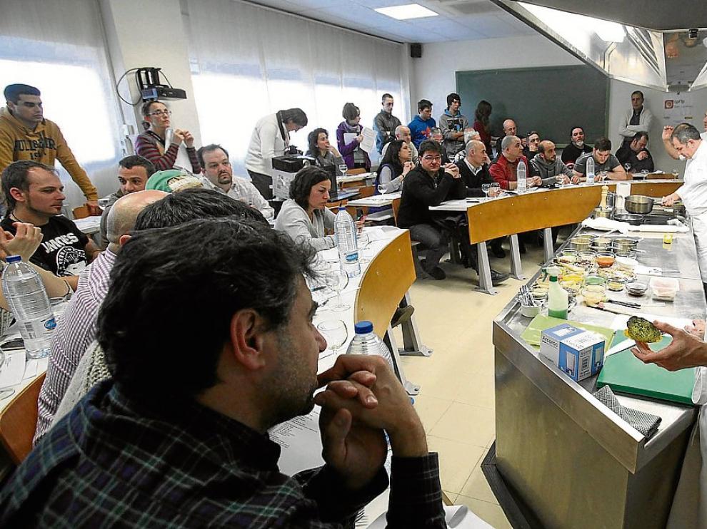 Xabier Gutiérrez -en primer término-, en un momento de la demostración de este lunes.