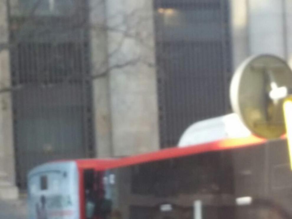 Choque sin heridos entre dos autobuses urbanos en el cruce de la calle Don Jaime con el Coso