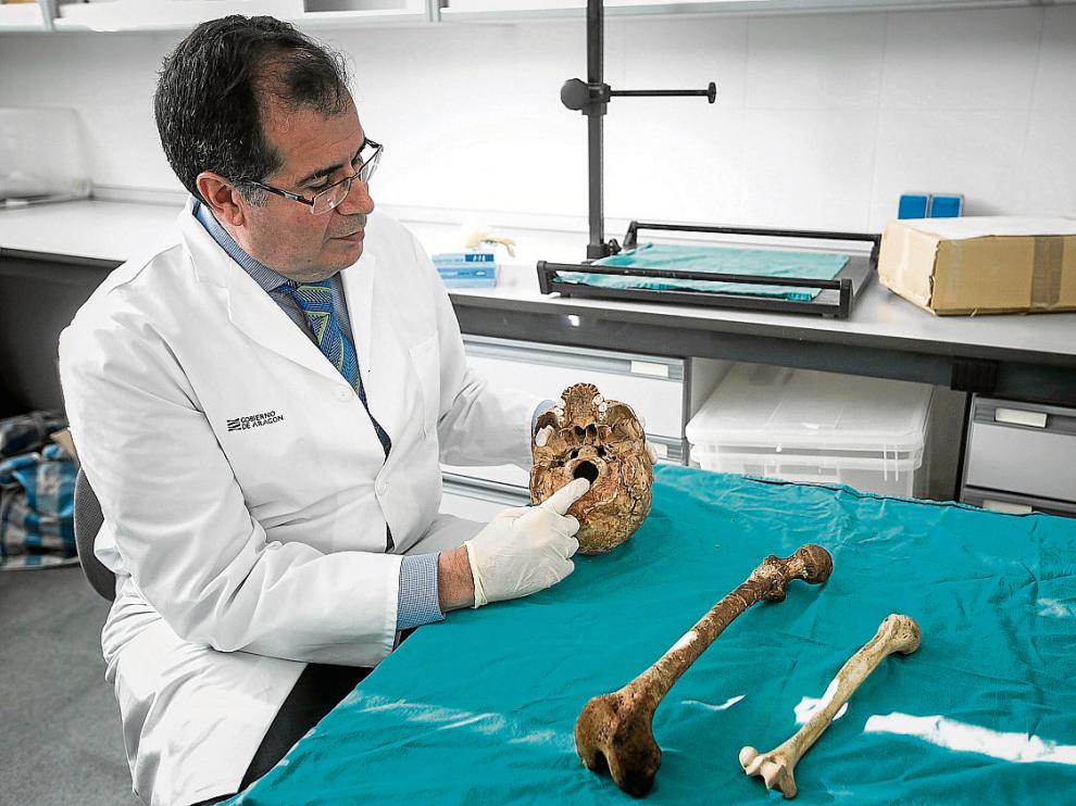 El director del IMLA, Salvador Baena, señala el foramen magno, que delimita si es hombre o mujer.