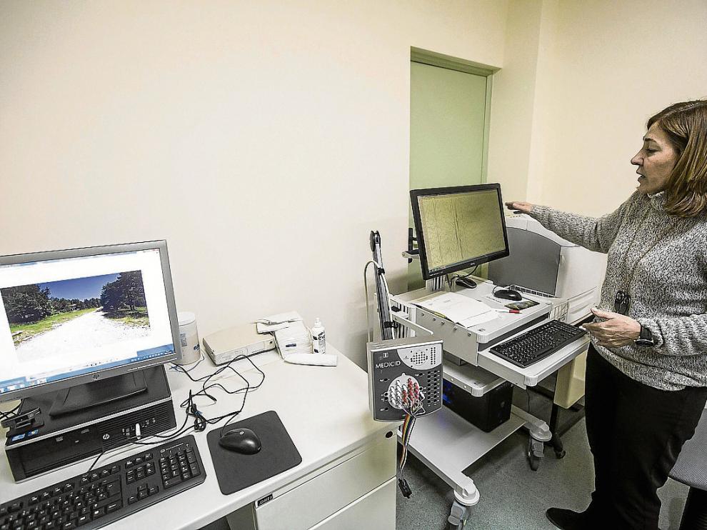 Cristina Andreu, doctora en Psicología forense, muestra los ordenadores de los P300 y P400.