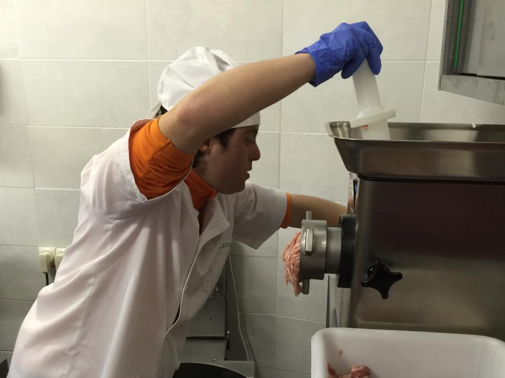 Uno de los alumnos picando carne para elaborar la longaniza