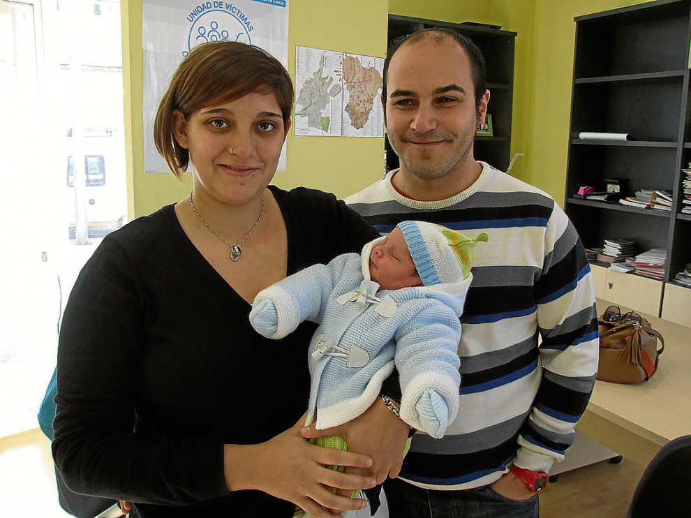 El pequeño Hugo San Pedro Angós, junto a sus padres, Estíbaliz y José Antonio