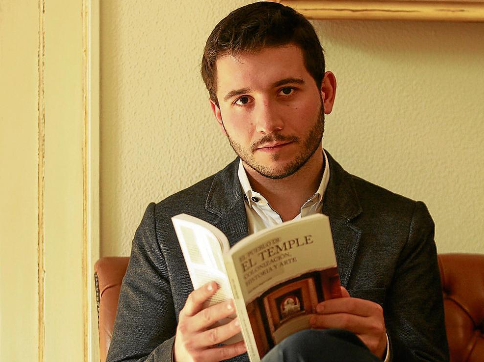 José María Alagón posa con su libro 'El pueblo de El Temple. Colonización, historia y arte'.