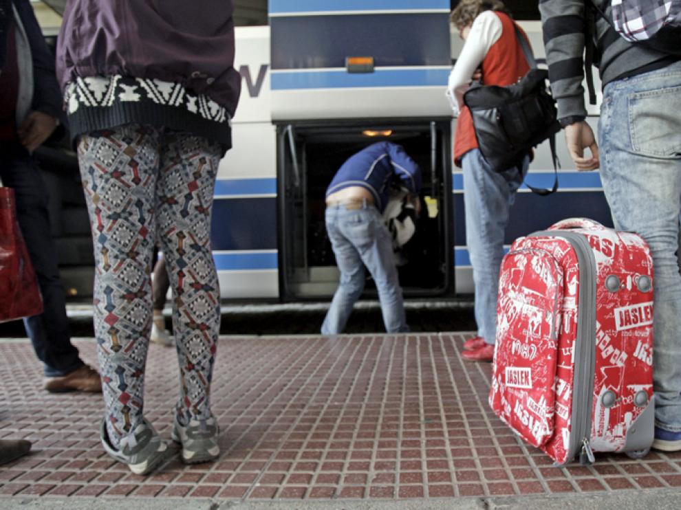 Viajeros en la estación de autobuses de Soria