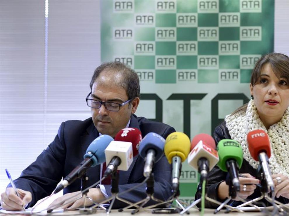El presidente nacional de ATA, Lorenzo Amor (i), y la representante regional de esta organización, Soraya Mayo (d), durante la rueda de prensa ofrecida este martes en Valladolid