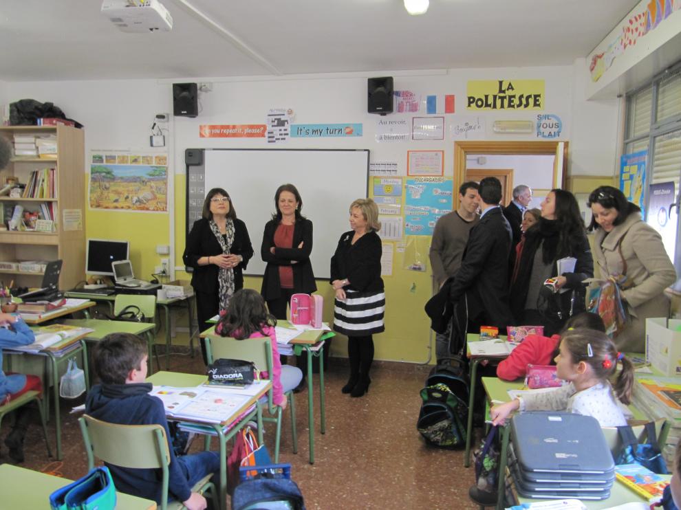 Montserrat Gomendio y Dolores Serrat, en su visita al colegio Cesáreo Alierta, que realiza la prueba piloto