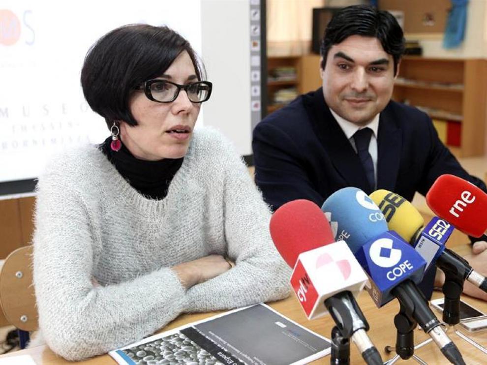 La educadora, Eva Garcia, miembro de Educathyssen, el área socio-educativa de ese museo, y el director del Colegio de Nuestra Señora del Pilar, Oscar Abellón durante la presentación del programa Espora