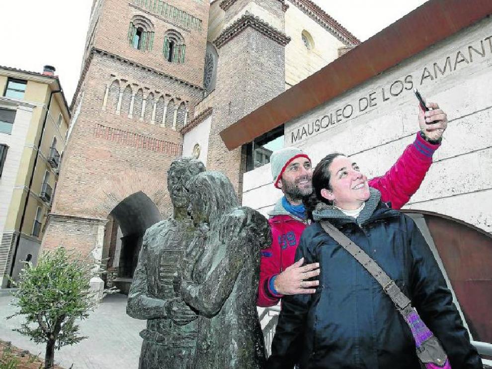 Nuria y Fernando, una pareja malagueña, aprovechó su visita turística a Teruel para hacerse una foto junto a la recién inaugurada escultura de los amantes que se encuentra lindando al mausoleo.