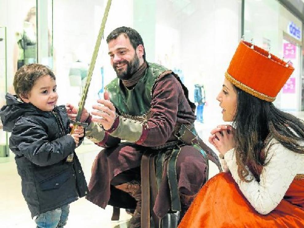 Diego e Isabel (David Caballero y Eva Vázquez), con un niño en Puerto Venecia.