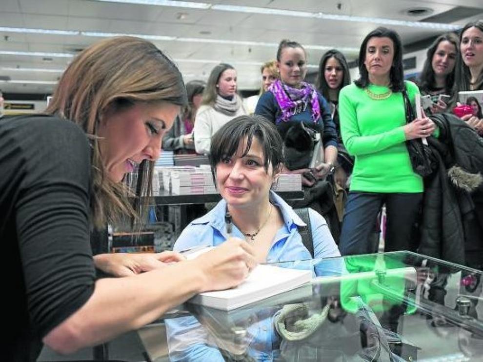 La popular 'videoblogger', firmando ayer ejemplares de su libro de recetas.