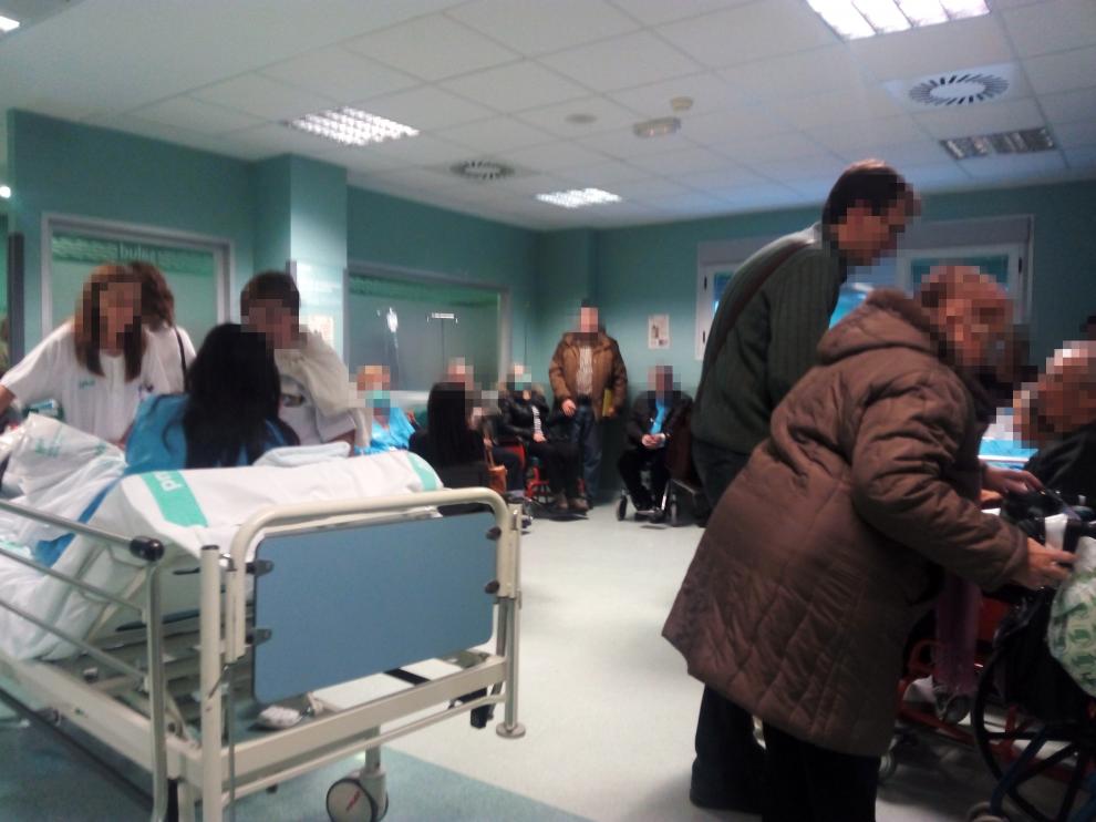 Varios pacientes encamados y en sillas de ruedas en los pasillos de urgencias del Miguel Servet, el pasado miércoles.