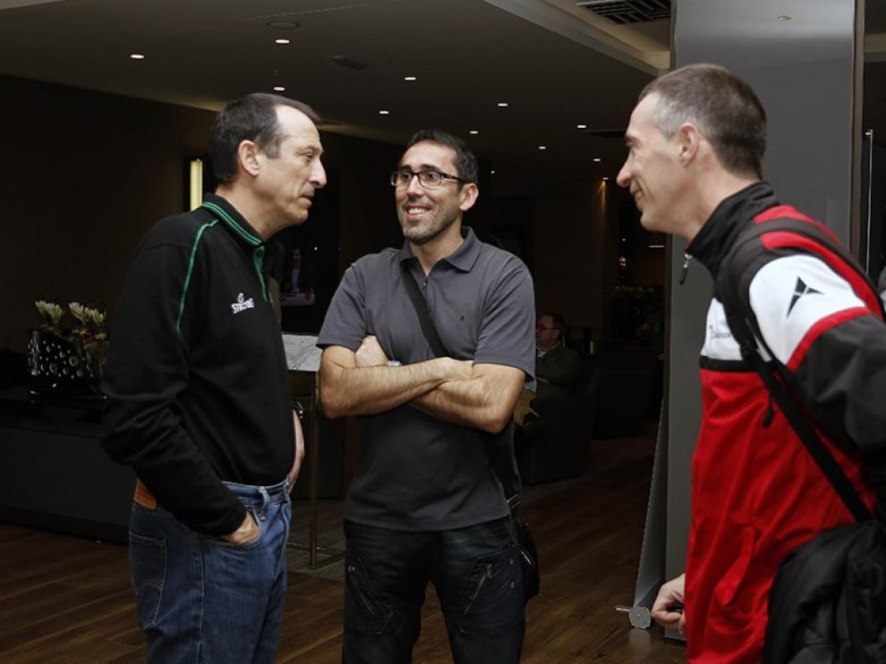 Ruiz Lorente y Willy Villar charlan con Salva Maldonado, técnico del Joventut