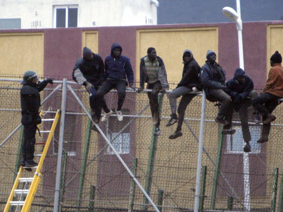 Inmigrantes encaramados a la valla de Melilla