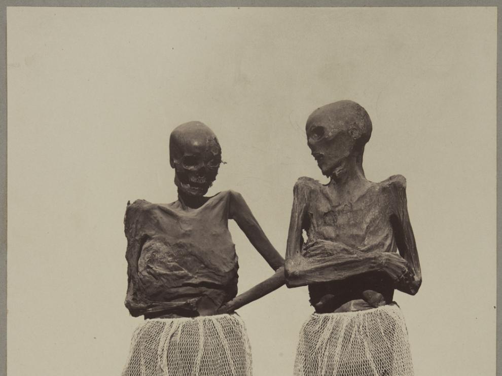 Fotografía de 1865 de los amantes de Teruel tomada por José Martínez Sánchez. Hoy se encuentra en el catálogo de la Biblioteca Nacional del España