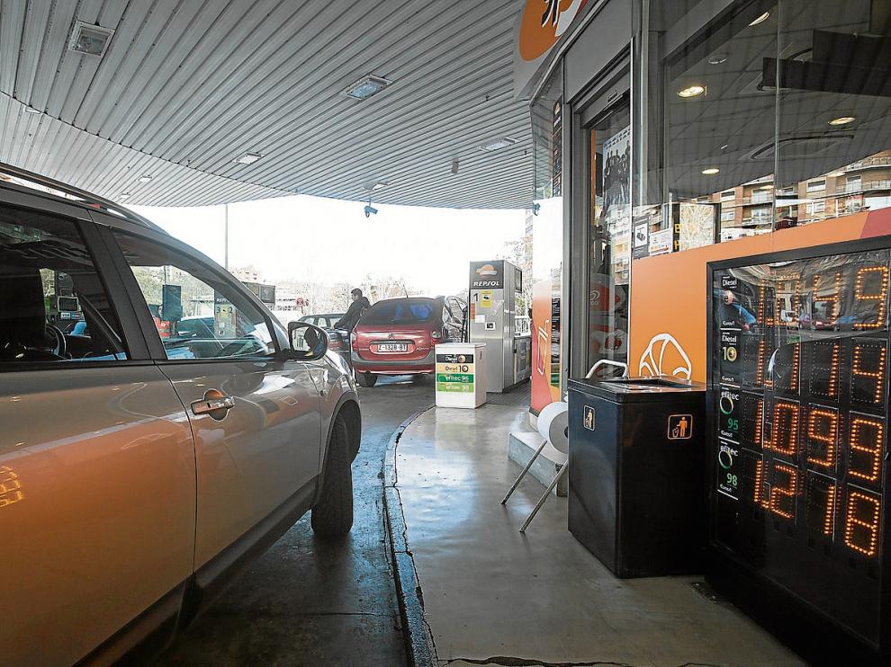 Una estación de servicio de Zaragoza muestra los precios de los carburantes esta semana.