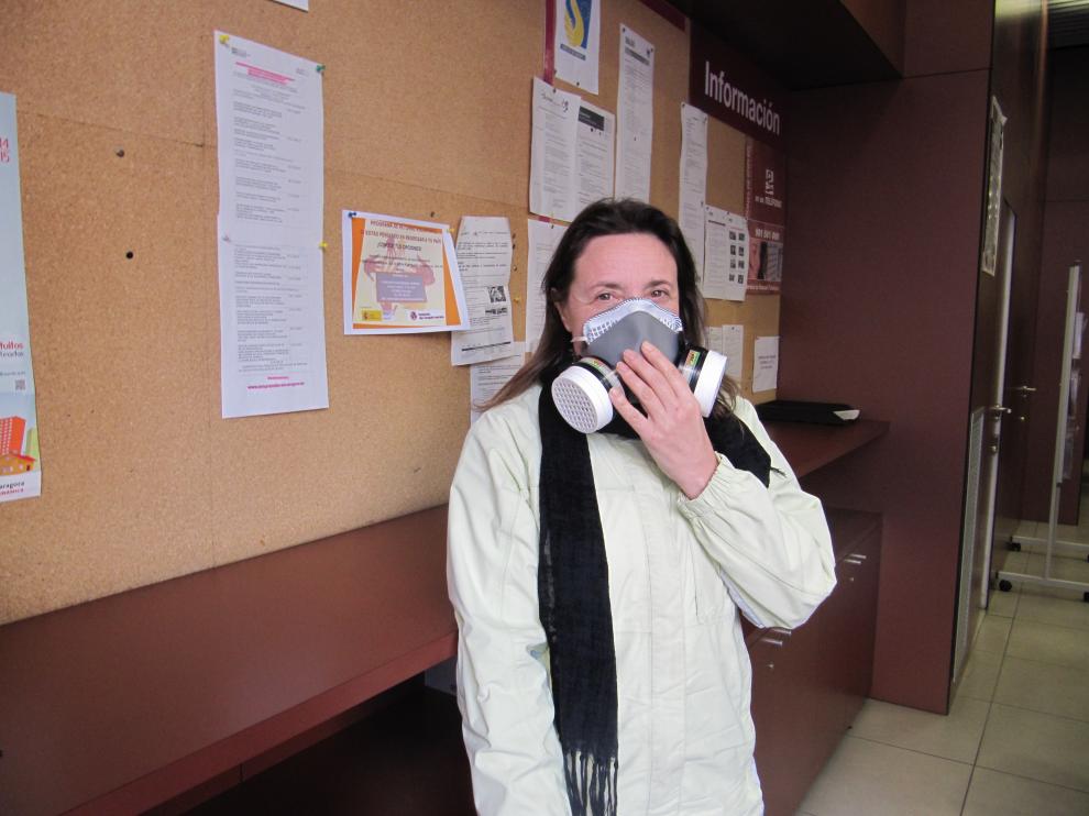 Flor Judez, enferma de Sensibilidad Química Múltiple, en una oficina del INAEM