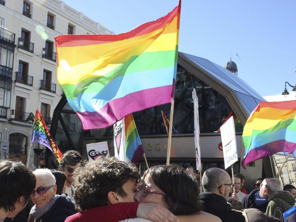 Una pareja se besa contra la homofobia