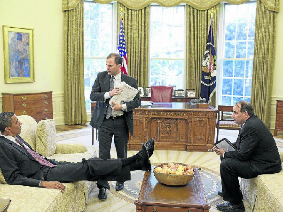Barack Obama habla en el Despacho Oval con su consejero Ben Rhodes (centro) y el estratega político David Axelrod (derecha).
