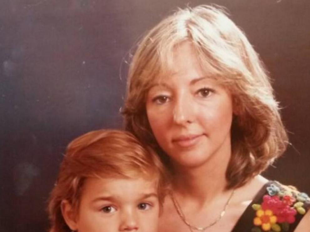 Yeny Zaera en una imagen de los años 80, junto al niño al que ha acogió