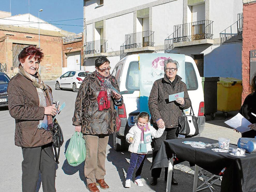 Puesto instalado en el mercadillo de Grañén ayer para divulgar la igualdad de género.