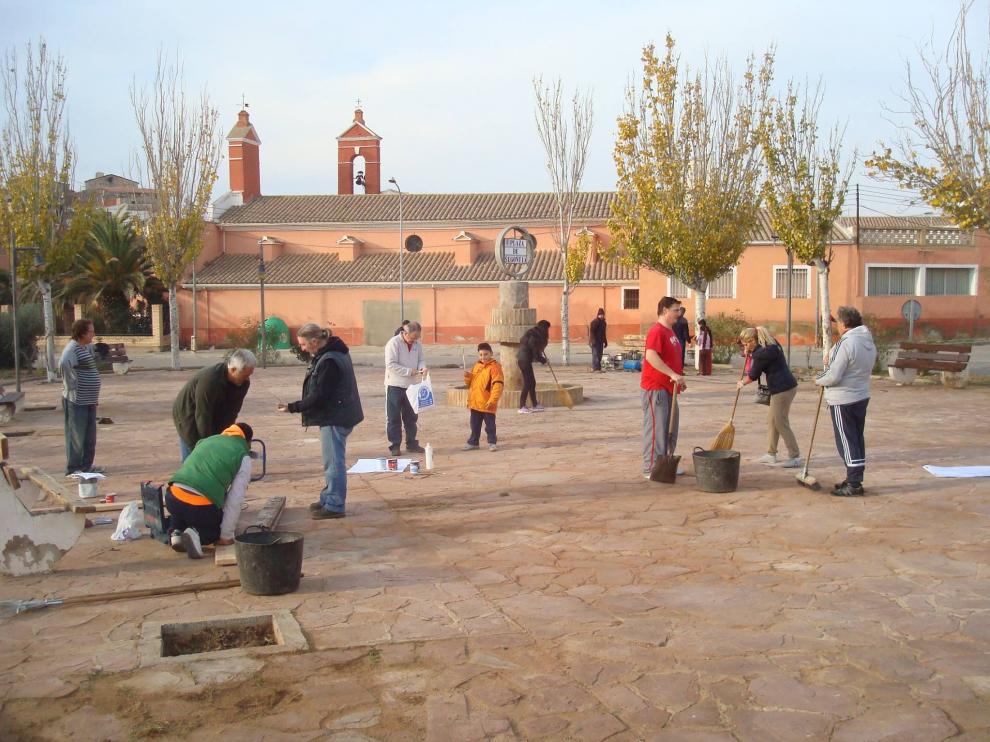 Los vecinos de Épila mejoran una de las plazas destrozada por el vandalismo