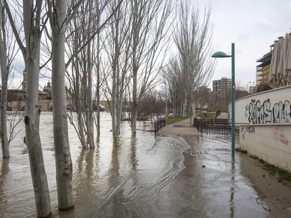 La nueva crecida, este martes a su paso por Zaragoza
