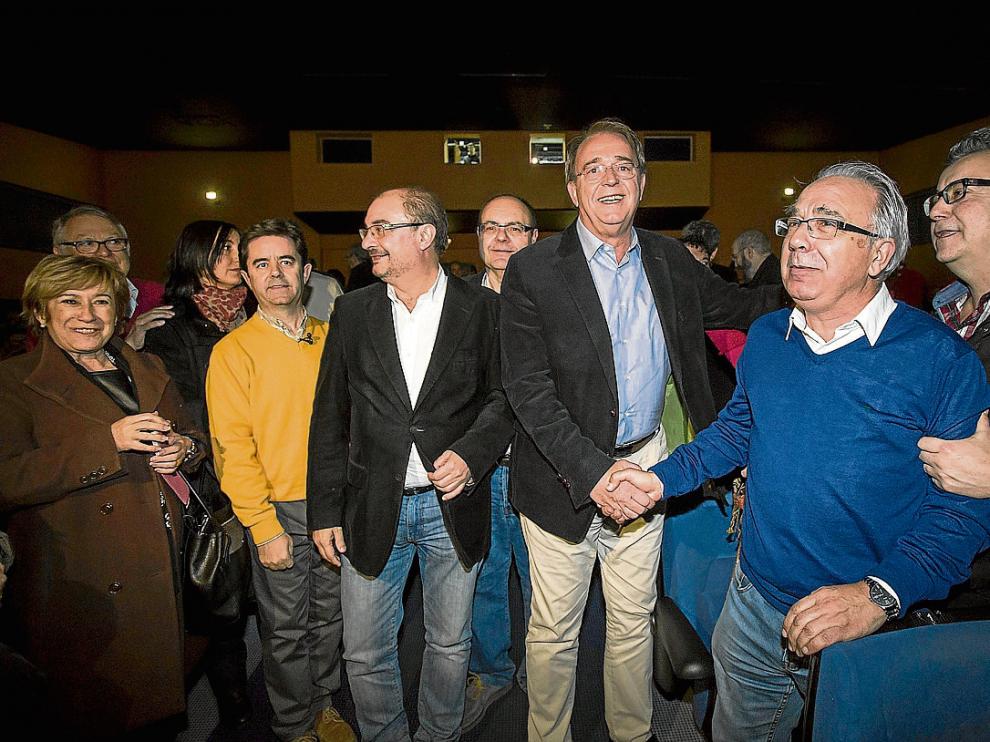 Javier Lambán y Carlos Pérez Anadón saludan a su entrada en la Ciudad Escolar Pignatelli.