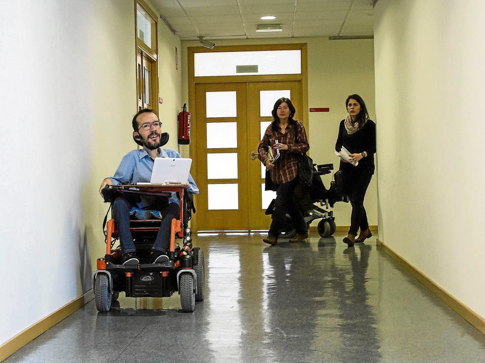 Pablo Echenique, ayer, acompañado por dos miembros de su lista, Esther Moreno e Itxaso Cabrera.