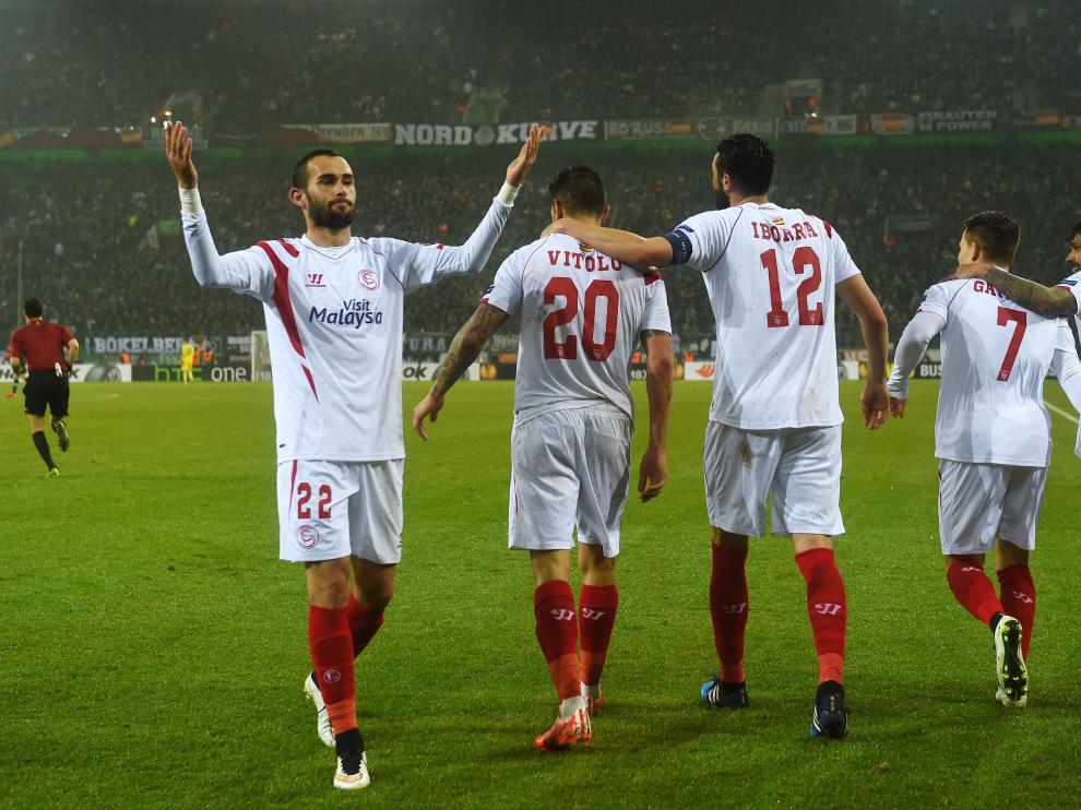Los sevillistas celebran un gol