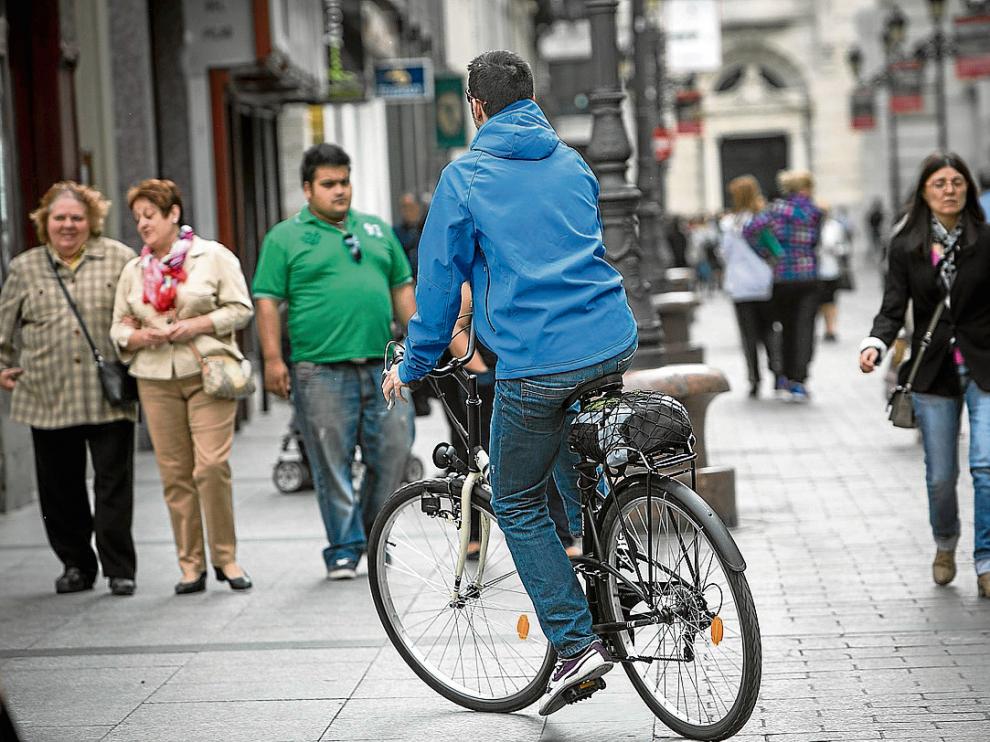 Las bicicletas podrán circular por un millar de calles semipeatonales hasta ahora prohibidas