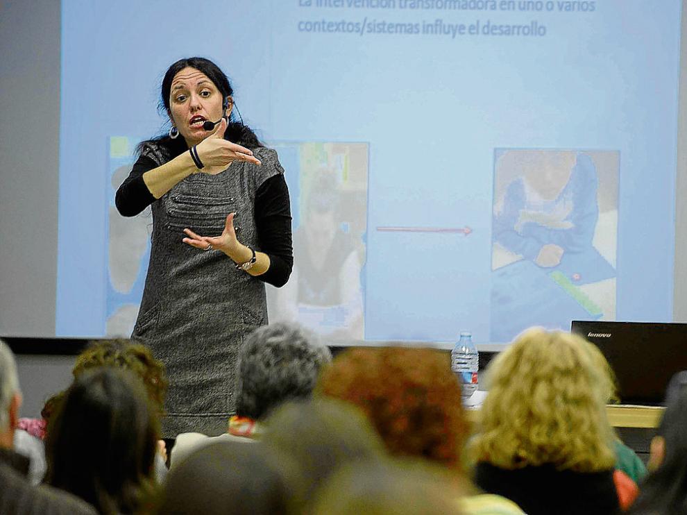 Los profesores recibieron ayer un curso de formación, que continúa hoy, en el Rosa Arjó de Zaragoza.