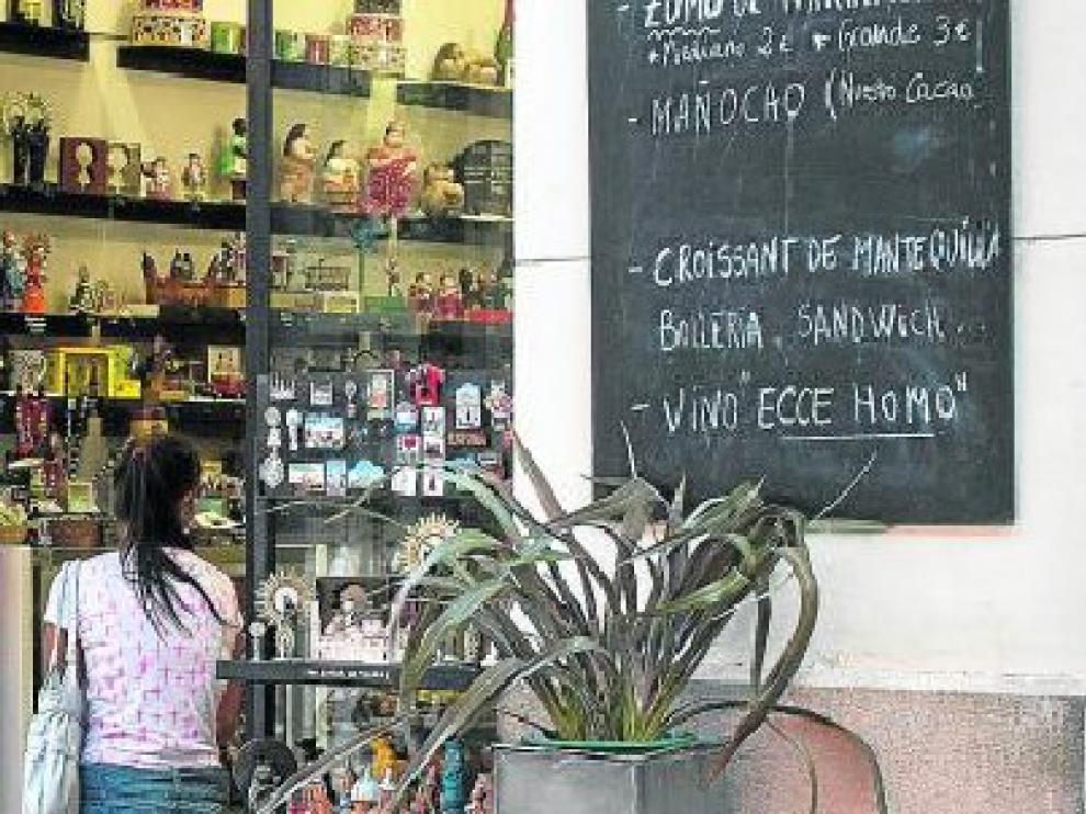 Una mujer mira una tienda de la plaza del Pilar en Zaragoza.