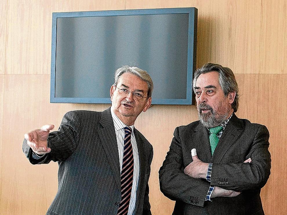 Belloch, hace un año, con el presidente de la Audiencia, Julio Arenere.