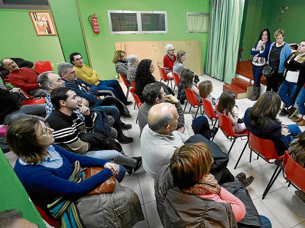 Cerca de medio centenar de personas acudió a la asamblea convocada por las familias de los militares del Sancho Ramírez.
