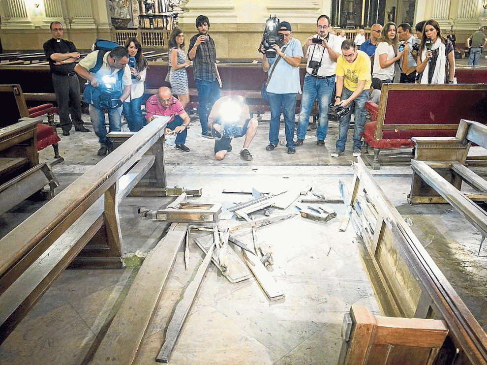 El artefacto explosivo colocado en el Pilar destrozó varios bancos y dañó el órgano
